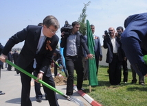 Flowers laid at common graves of Great Patriotic War heroes in Baku, Russian ambassador to Azerbaijan Vladimir Dorokhin, Baku, Azerbaijan, May 7, 2010