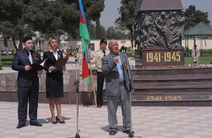 Flowers laid at common graves of Great Patriotic War heroes in Baku, Baku, Azerbaijan, May 7, 2010