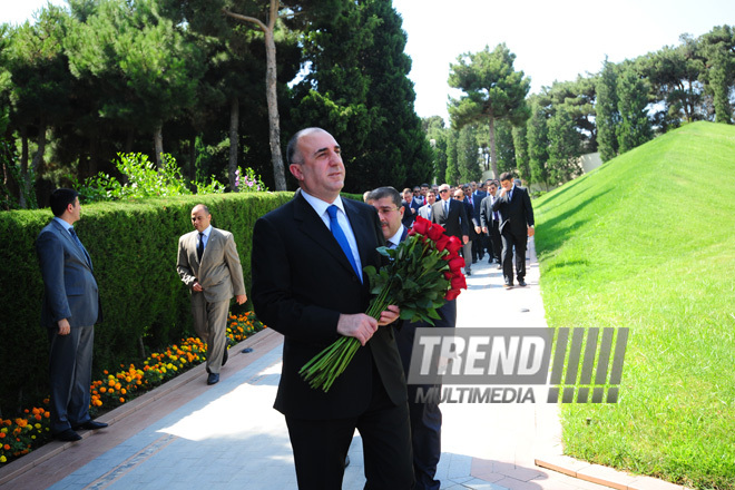 Azerbaijani FM's leadership visit Alley of Honors, Baku, Azerbaijan, Jule 09, 2010 