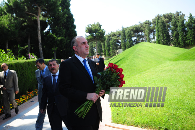 Azerbaijani FM's leadership visit Alley of Honors, Baku, Azerbaijan, Jule 09, 2010 