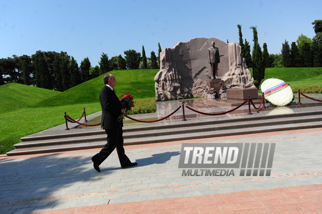 Azerbaijani FM's leadership visit Alley of Honors, Baku, Azerbaijan, Jule 09, 2010 