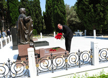 Azerbaijani FM's leadership visit Alley of Honors, Foreign Minister Elmar Mammadyarov, Baku, Azerbaijan, Jule 09, 2010 