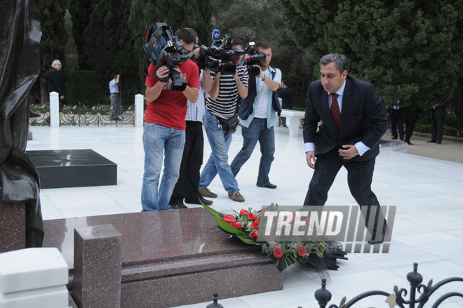 Delegation headed by Georgian Prime Minister Nika Gilauri visits Honorary Cemetery, Baku, Azerbaijan, July 23, 2010