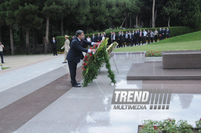 Delegation headed by Georgian Prime Minister Nika Gilauri visits Honorary Cemetery, Baku, Azerbaijan, July 23, 2010