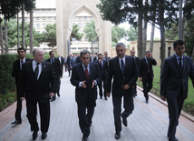 Delegation headed by Georgian Prime Minister Nika Gilauri visits Honorary Cemetery, Baku, Azerbaijan, July 23, 2010