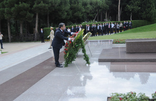 Delegation headed by Georgian Prime Minister Nika Gilauri visits Honorary Cemetery, Baku, Azerbaijan, July 23, 2010