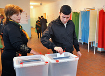 Azərbaycanda parlament seçkiləri keçirilir 