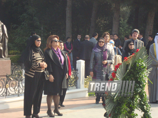 Kuwaiti Women's Affairs Committee Chairperson Sheikha Latifa Al-Fahd Al-Salim Al-Sabah visit Honorary Cemetery and Alley of Martyrs in Baku, Baku, Azerbaijan, Nov. 10, 2010 