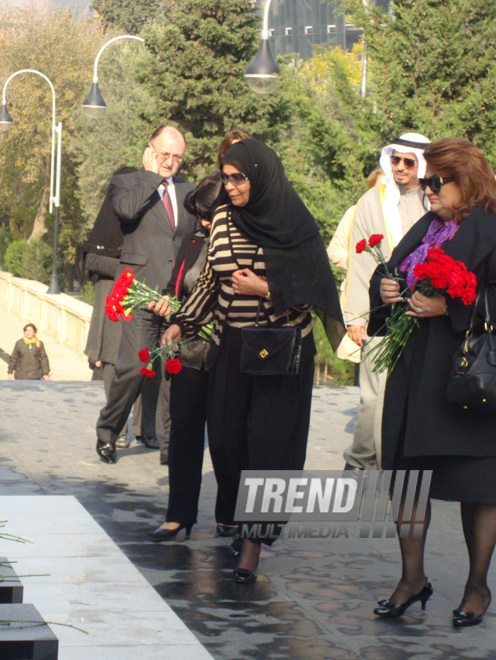 Kuwaiti Women's Affairs Committee Chairperson Sheikha Latifa Al-Fahd Al-Salim Al-Sabah visit Honorary Cemetery and Alley of Martyrs in Baku, Baku, Azerbaijan, Nov. 10, 2010 