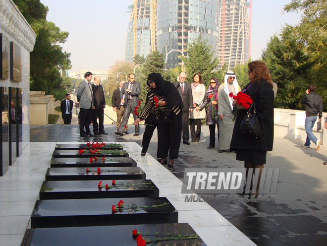 Kuwaiti Women's Affairs Committee Chairperson Sheikha Latifa Al-Fahd Al-Salim Al-Sabah visit Honorary Cemetery and Alley of Martyrs in Baku, Baku, Azerbaijan, Nov. 10, 2010 