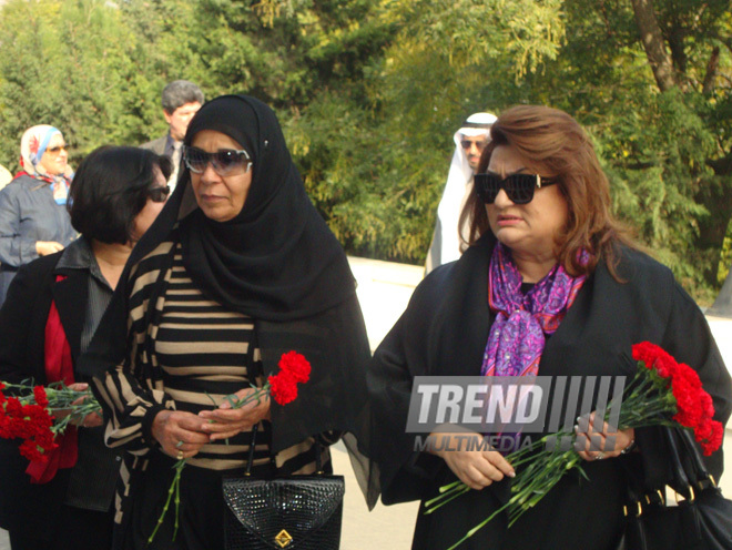 Kuwaiti Women's Affairs Committee Chairperson Sheikha Latifa Al-Fahd Al-Salim Al-Sabah visit Honorary Cemetery and Alley of Martyrs in Baku, Baku, Azerbaijan, Nov. 10, 2010 