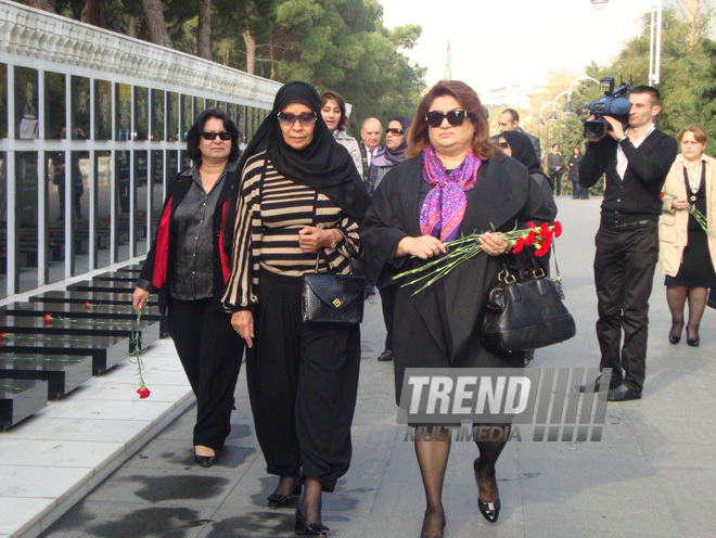 Kuwaiti Women's Affairs Committee Chairperson Sheikha Latifa Al-Fahd Al-Salim Al-Sabah visit Honorary Cemetery and Alley of Martyrs in Baku, Baku, Azerbaijan, Nov. 10, 2010 