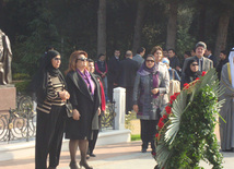 Kuwaiti Women's Affairs Committee Chairperson Sheikha Latifa Al-Fahd Al-Salim Al-Sabah visit Honorary Cemetery and Alley of Martyrs in Baku, Baku, Azerbaijan, Nov. 10, 2010 