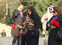 Kuwaiti Women's Affairs Committee Chairperson Sheikha Latifa Al-Fahd Al-Salim Al-Sabah visit Honorary Cemetery and Alley of Martyrs in Baku, Baku, Azerbaijan, Nov. 10, 2010 