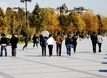 Bakı bulvarında payız rəngləri, Bakı, Azərbaycan, 30 noyabr 2010 