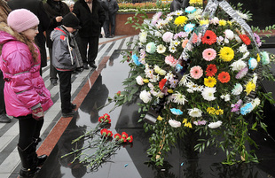 Azerbaijani public commemorates victims of Khojaly genocide, Baku, Azerbaijan, Feb.26. 2011 