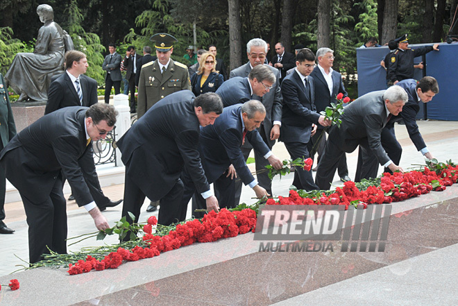 Azerbaijani public commemorates 88th anniversary of National Leader Heydar Aliyev, Baku, Azerbaijan, May 10, 2011