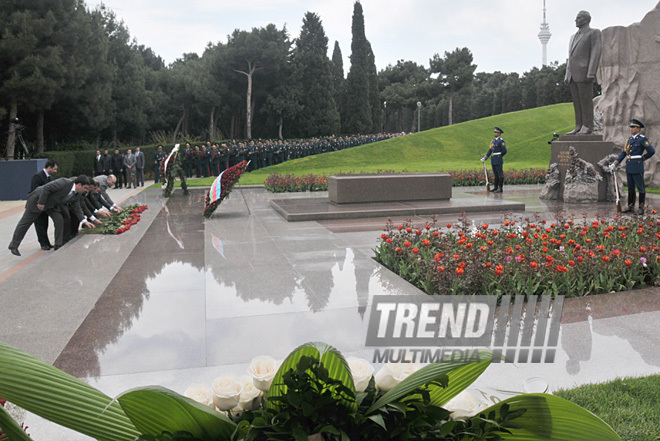 Azerbaijani public commemorates 88th anniversary of National Leader Heydar Aliyev, Baku, Azerbaijan, May 10, 2011