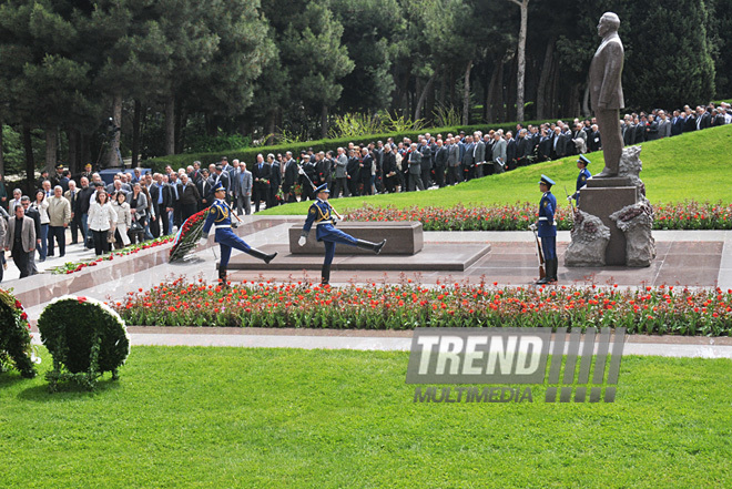 Azerbaijani public commemorates 88th anniversary of National Leader Heydar Aliyev, Baku, Azerbaijan, May 10, 2011