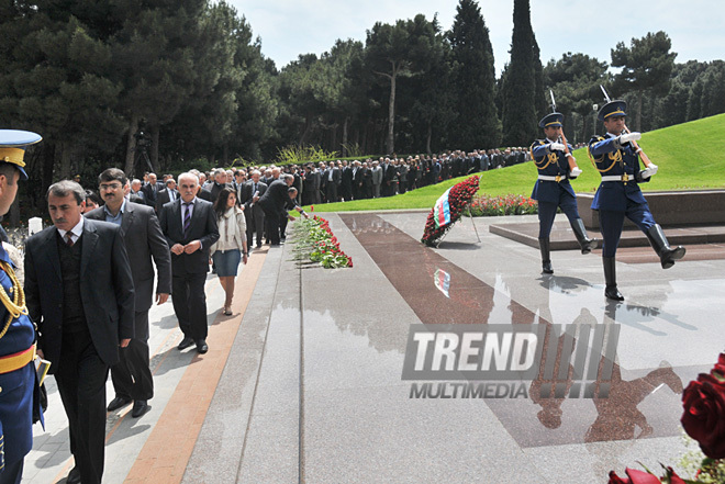 Azerbaijani public commemorates 88th anniversary of National Leader Heydar Aliyev, Baku, Azerbaijan, May 10, 2011