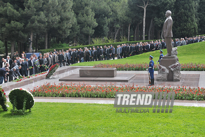 Azerbaijani public commemorates 88th anniversary of National Leader Heydar Aliyev, Baku, Azerbaijan, May 10, 2011