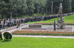 Azerbaijani public commemorates 88th anniversary of National Leader Heydar Aliyev, Baku, Azerbaijan, May 10, 2011