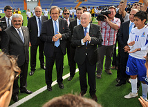 В Баку с участием президентов ФИФА и УЕФА открылся новый стадион, президенты ФИФА, УЕФА и АФФА Йозеф Блаттер, Мишель Платини и Ровнаг Абдуллаев, Баку, Азербайджан, 06 июня 2011 г.