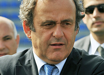 В Баку с участием президентов ФИФА и УЕФА открылся новый стадион, президент УЕФА Мишель Платини и Ровнаг Абдуллаев, Баку, Азербайджан, 06 июня 2011 г.