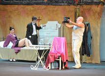 В центре спектакля - жизнеутверждающая тема - победа любви и возможность счастья для простого человека, Баку, Азербайджан, 26 сентября 2011 г.
