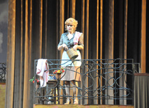 В центре спектакля - жизнеутверждающая тема - победа любви и возможность счастья для простого человека, Баку, Азербайджан, 26 сентября 2011 г.