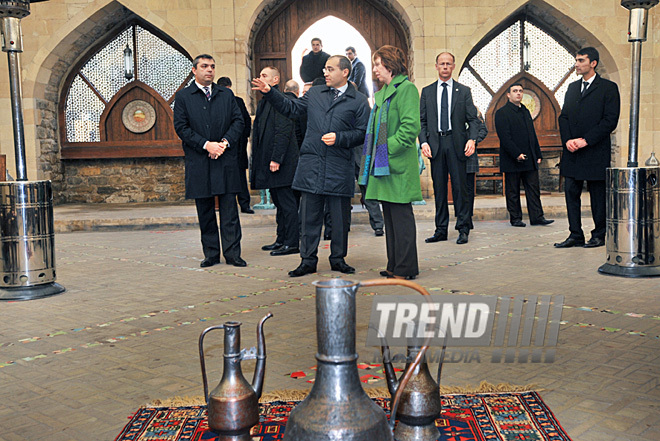 Avropa İttifaqının xarici işlər və təhlükəsizlik siyasəti üzrə ali nümayəndəsi Ketrin Eşton Bakıda İçərişəhərlə tanış olub. Bakı, Azərbaycan, 16 noyabr 2011