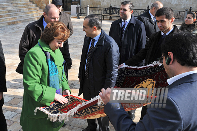 Avropa İttifaqının xarici işlər və təhlükəsizlik siyasəti üzrə ali nümayəndəsi Ketrin Eşton Bakıda İçərişəhərlə tanış olub. Bakı, Azərbaycan, 16 noyabr 2011