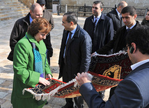 Avropa İttifaqının xarici işlər və təhlükəsizlik siyasəti üzrə ali nümayəndəsi Ketrin Eşton Bakıda İçərişəhərlə tanış olub. Bakı, Azərbaycan, 16 noyabr 2011