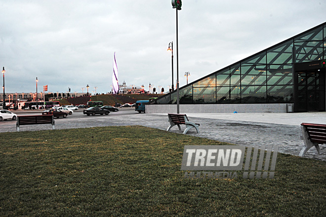 Koroğlu metro stansiyası yaxınlığında musiqili fəvvarəli park. Bakı, Azərbaycan, 05 yanvar 2012