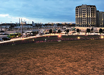 Koroğlu metro stansiyası yaxınlığında musiqili fəvvarəli park. Bakı, Azərbaycan, 05 yanvar 2012