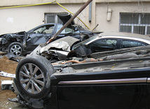В результате аварии перевернулся автомобиль КАМАЗ, который, повредил пять припаркованных автомобилей. Баку, Азербайджан, 11 января 2012 г.