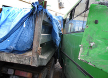 Авария в результате столкновения автомобиля КАМАЗ и автобуса в Баку. Азербайджан, 11 января 2012 г.