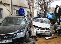 В результате аварии перевернулся автомобиль КАМАЗ, который, повредил пять припаркованных автомобилей. Баку, Азербайджан, 11 января 2012 г.