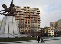 Azərbaycan xalqının qəhrəman oğlu Koroğlunun xatirəsinə ucaldılmış abidə. Bakı, Azərbaycan, 22 fevral 2012