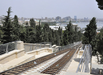 Bakı Funikulyoru əsaslı təmir və yenidənqurmadan sonra. Bakı, Azərbaycan, 25 may 2012