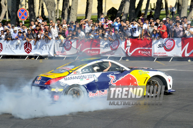 David Coulthard demonstrated the show in Baku. Azerbaijan, June 17, 2012