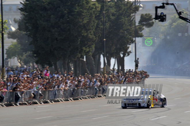 David Coulthard demonstrated the show in Baku. Azerbaijan, June 17, 2012