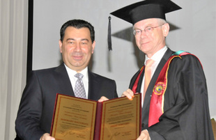 Aİ Şurası rəhbəri Herman Van Rompeyə Azərbaycan Dillər Universitetinin fəxri doktoru adı verilib. Bakı, Azərbaycan, 05 iyul 2012