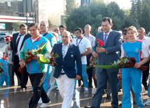 Azərbaycana qayıtmış Azərbaycan olimpiyaçıları Ümummilli lider Heydər Əliyevin abidəsini ziyarət ediblər. Bakı, Azərbaycan, 15 avqust 2012