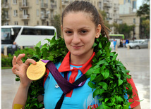 Azərbaycan paralimpiyaçıları ümummilli lider Heydər Əliyevin abidəsini ziyarət ediblər. Bakı, Azərbaycan, 12 sentyabr 2012