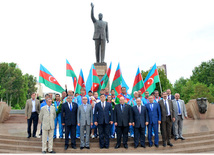 Azərbaycan paralimpiyaçıları ümummilli lider Heydər Əliyevin abidəsini ziyarət ediblər. Bakı, Azərbaycan, 12 sentyabr 2012