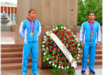 Azərbaycan paralimpiyaçıları ümummilli lider Heydər Əliyevin abidəsini ziyarət ediblər. Bakı, Azərbaycan, 12 sentyabr 2012