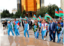 Azərbaycan paralimpiyaçıları ümummilli lider Heydər Əliyevin abidəsini ziyarət ediblər. Bakı, Azərbaycan, 12 sentyabr 2012