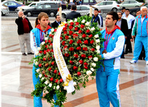 Azərbaycan paralimpiyaçıları ümummilli lider Heydər Əliyevin abidəsini ziyarət ediblər. Bakı, Azərbaycan, 12 sentyabr 2012