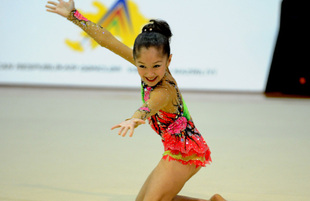 В Баку прошло 19-е первенство Азербайджана по художественной гимнастике. Баку, Азербайджан, 16 ноября 2012 г. 